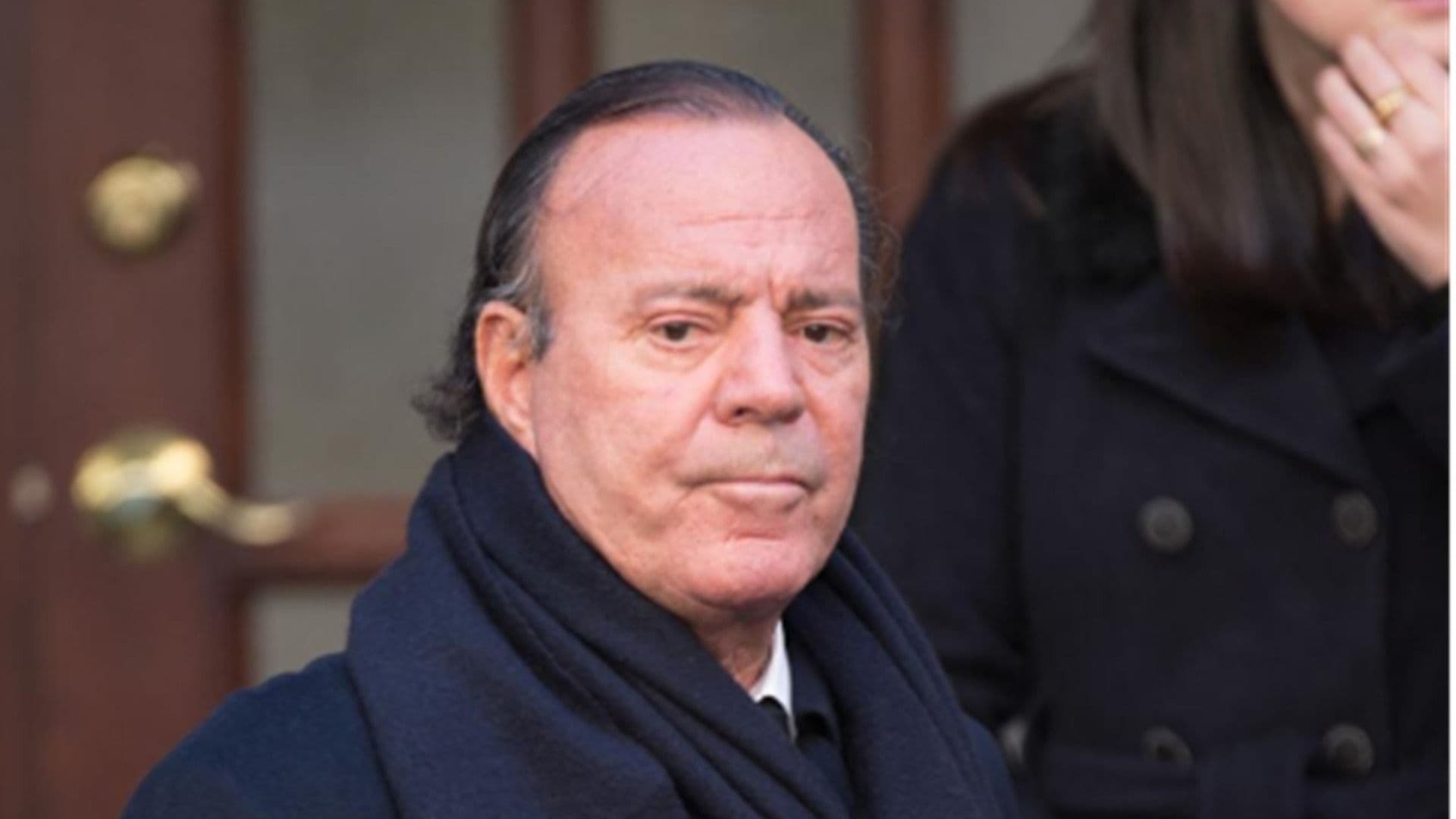 Fiscalía Española Investiga a Julio Iglesias ¿De Qué Acusan al Cantante?