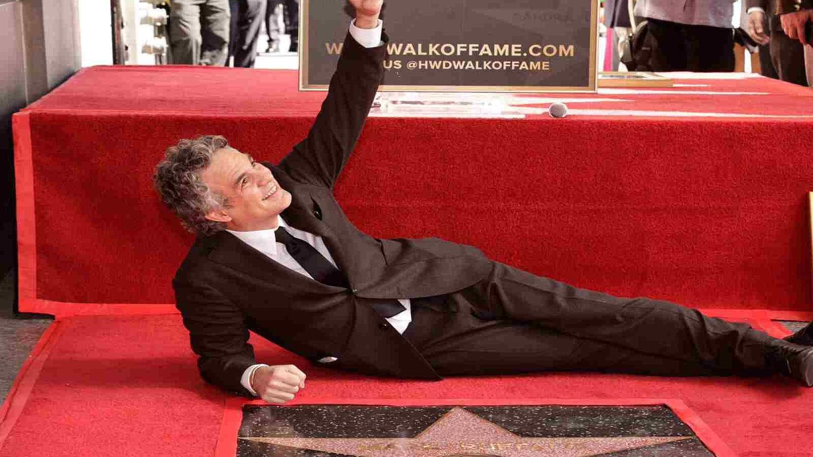 ¡Coqueto y Próspero! Mark Ruffalo Devela Su Estrella en Paseo de la Fama en Hollywood
