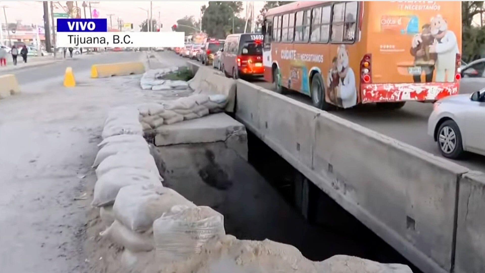 Socavón Deja Un Solo Carril en Bulevar Díaz Ordaz en Tijuana