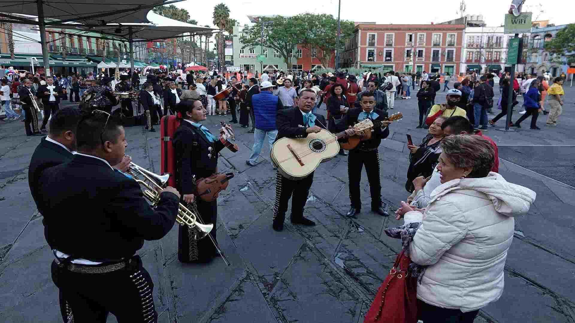 Parejas Celebran el 14 de Febrero en la Plaza de Garibaldi