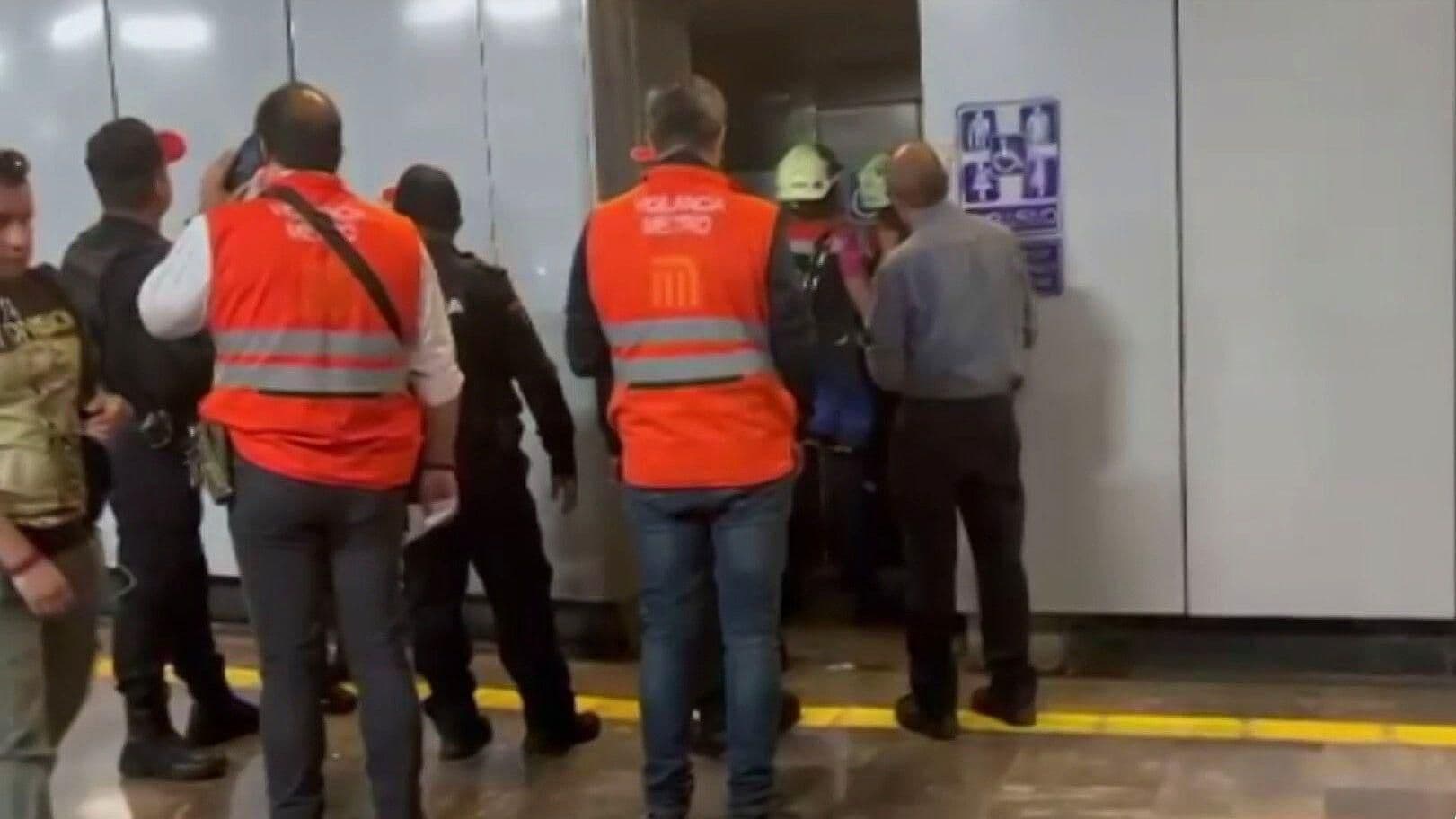 Ahora en el Metro; Adultos Mayores Quedan Atrapados en Elevador de la Estación Zapata