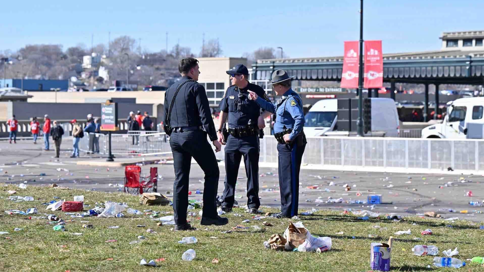 Arrestan a Dos Menores por Tiroteo en Celebración del Super Bowl en Kansas