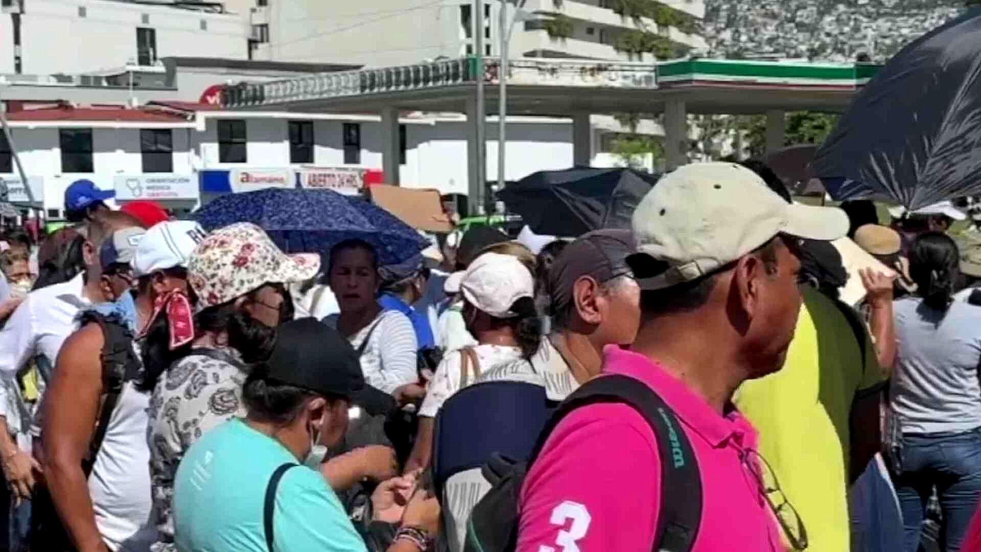 Decenas de Personas No Censadas por Huracán Otis, Bloquean la Costera Miguel Alemán