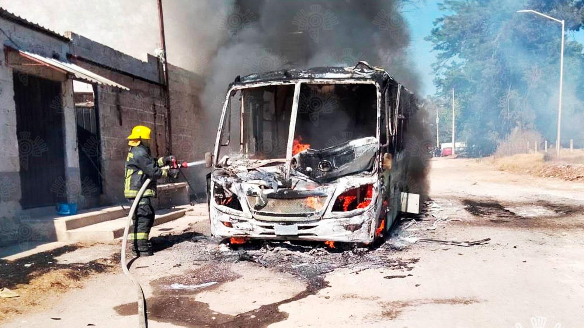 Terminó Consumido en Llamas un Autobús de Ruta Loma Bella