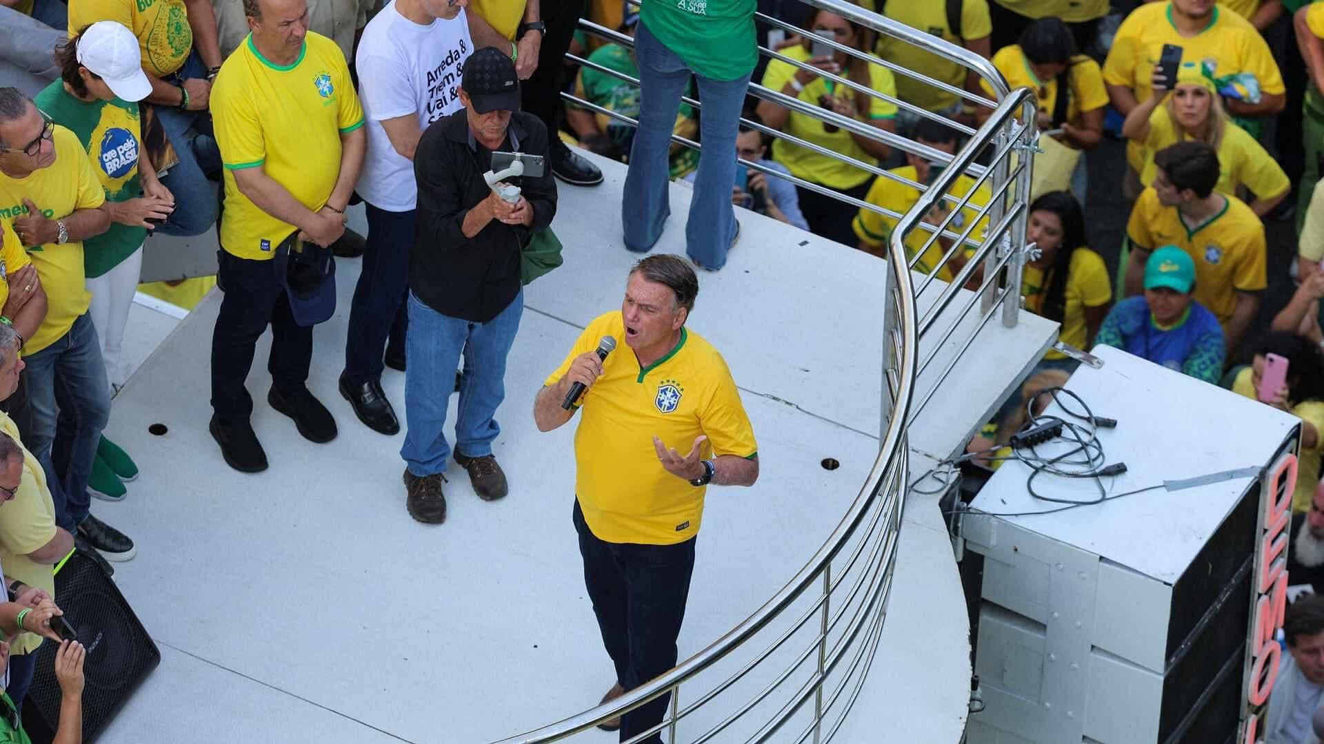 Simpatizantes de Bolsonaro Marchan en Sao Paulo en Apoyo al Expresidente