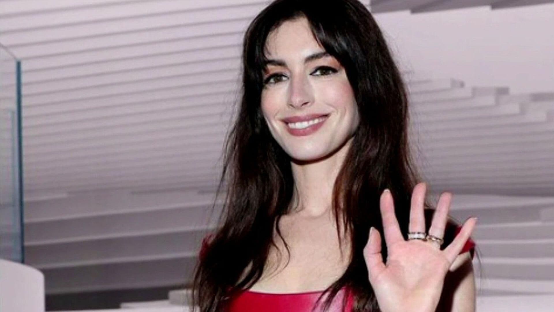 Anne Hathaway Sufre con Atuendo Entallado en Semana de la Moda en Milán