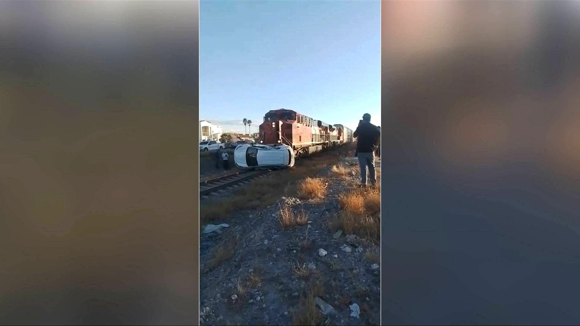 Conductora Intenta Ganarle el Paso al Tren y Arrastrada Más de 300 ...