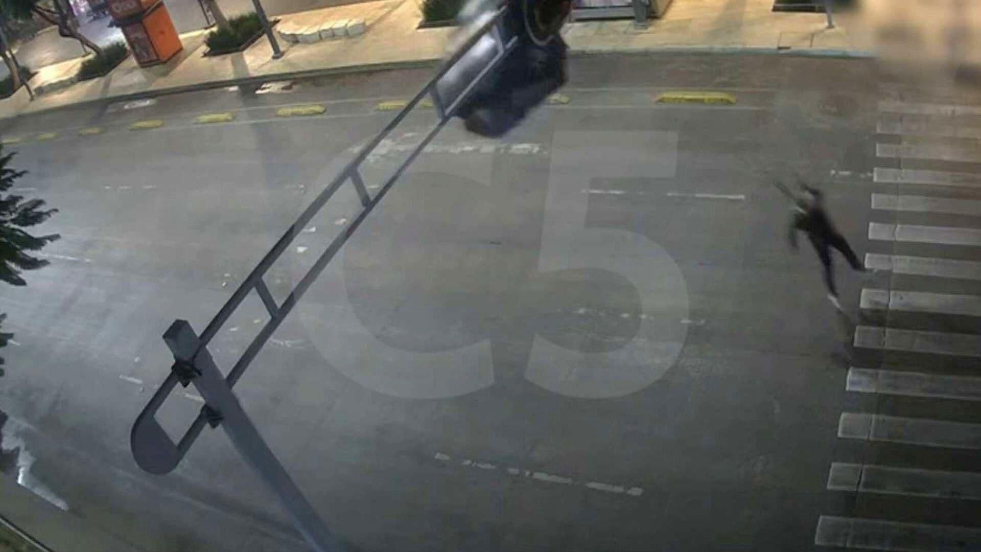 VIDEO: Estadounidense Aterriza con un Paracaídas sobre Avenida Juárez en la CDMX