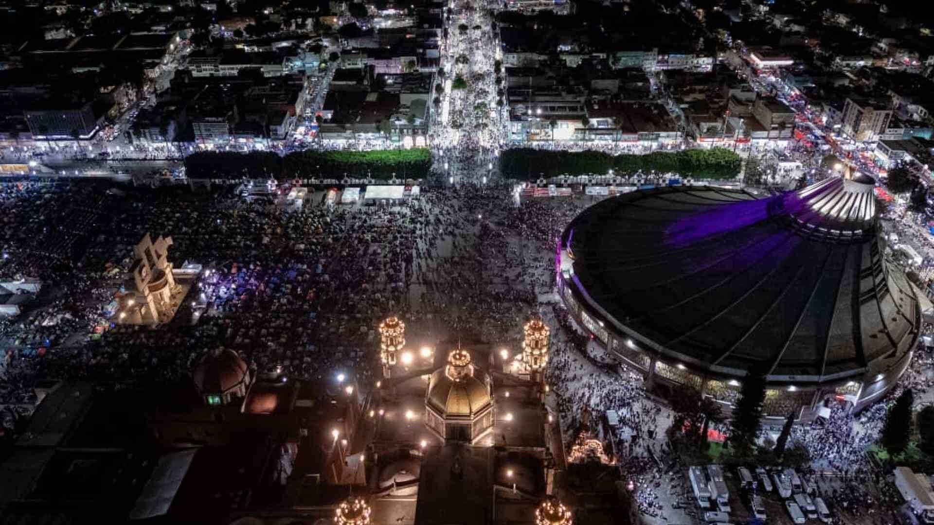 Fieles en la Basílica en Espera de las Tradicionales Mañanitas a la Virgen