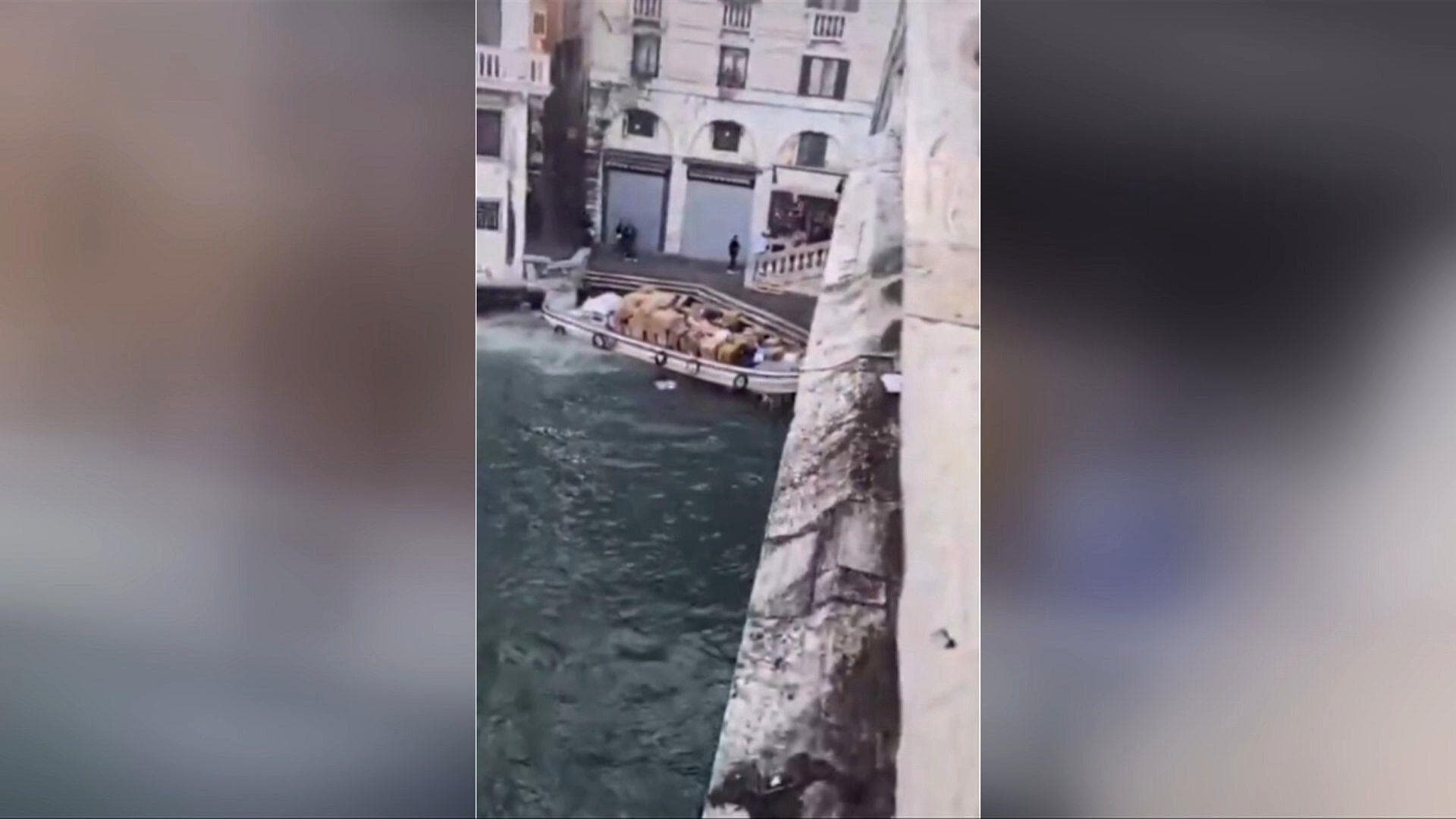 VIDEO: Mujer Roba Barco en Venecia y Choca contra el Famoso Puente de Rialto