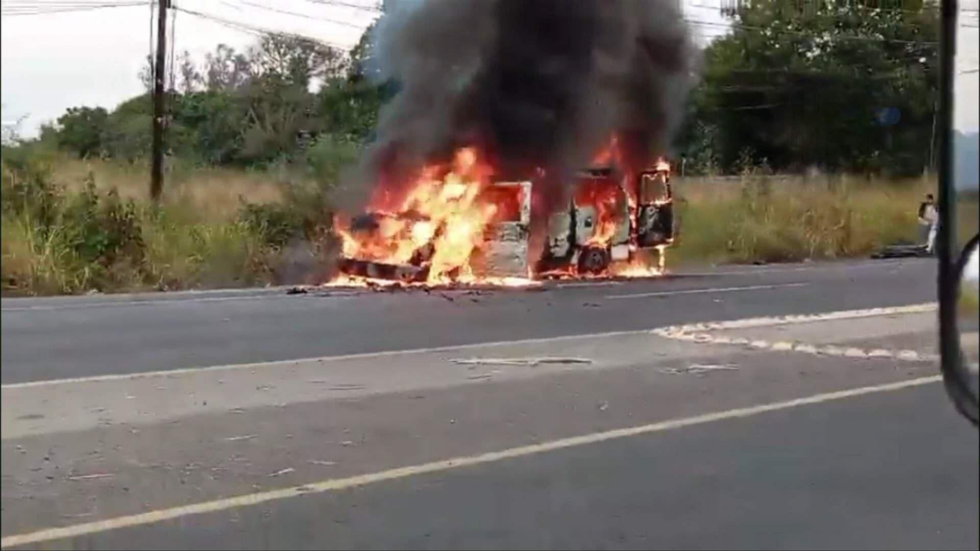 VIDEO: Momento Exacto en que Auto Queda Calcinado Esta Tarde en Carretera Cuautla-Cuernavaca