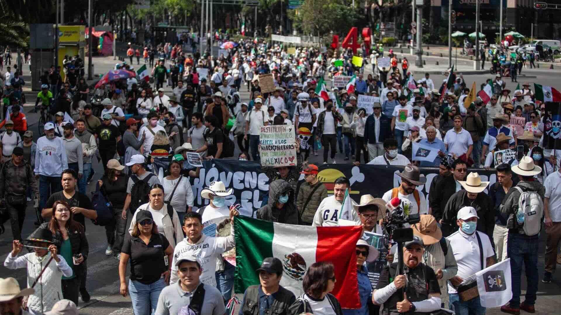 Manifestantes Marchan del Ángel de la Independencia al Palacio de Bellas Artes en CDMX