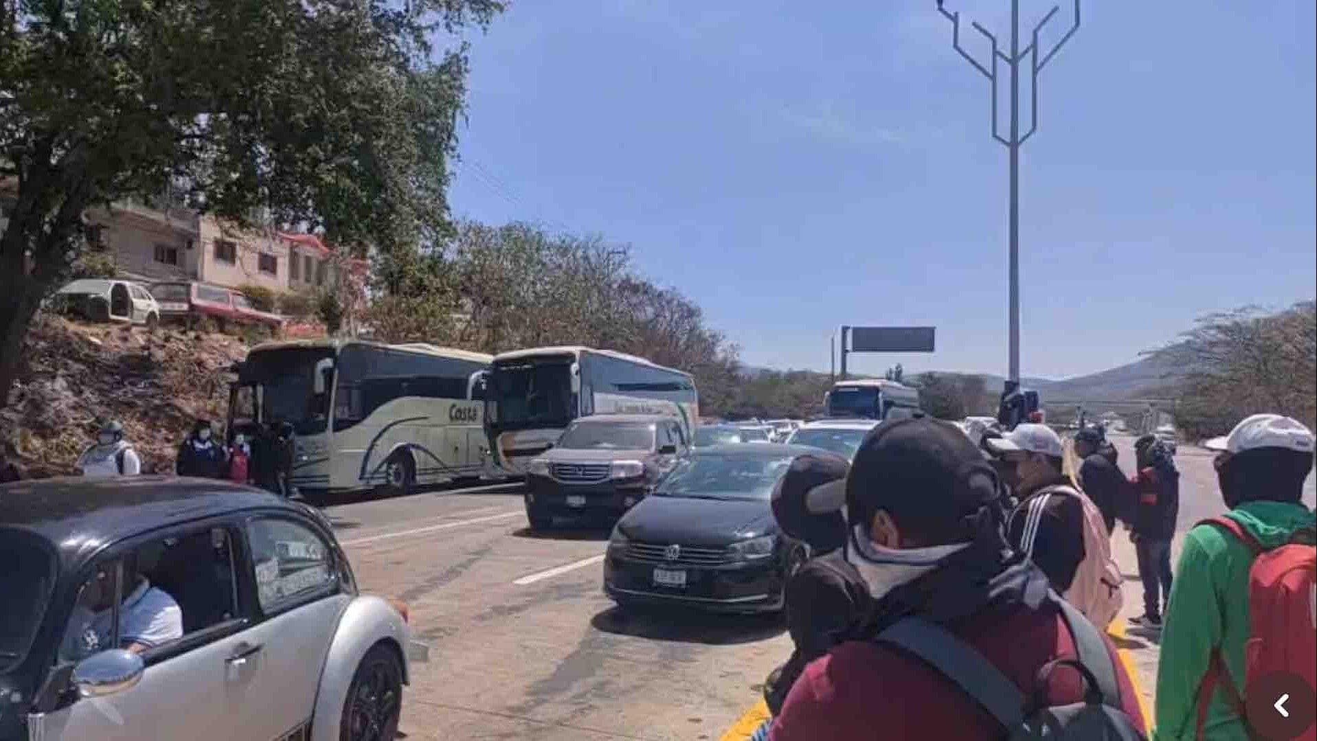 Estudiantes de Ayotzinapa Retienen Autobuses en el Parador del Marqués, Guerrero