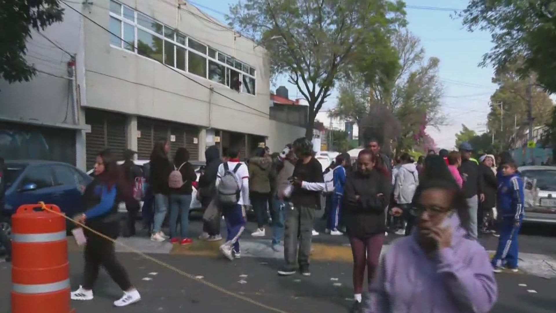 Madres Bloquean la Lateral de Churubusco Denuncian Hallazgo de Drogas en Secundaria