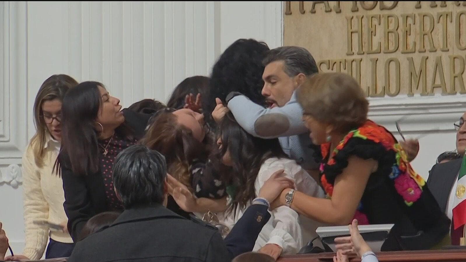 Golpes, Jalones de Cabello y Empujones: Crónica del Zafarrancho en Congreso CDMX