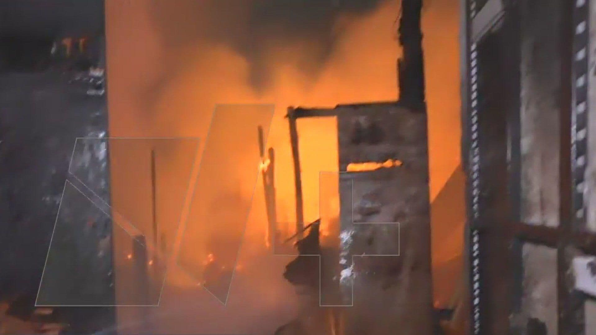 Se Quema Casa Vecinos Intentan Apagar el Fuego en Col. Topo Chico, Monterrey
