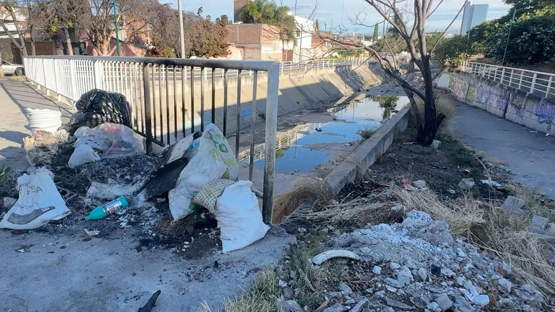 Tiran de Todo en el Río Mariches en Los Paraisos en León; Luce Contaminado