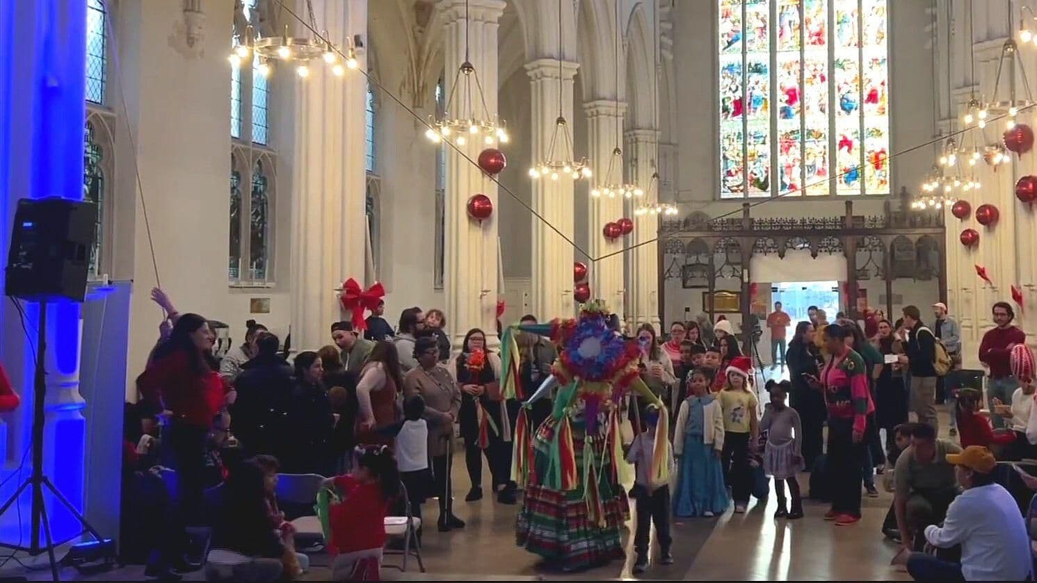 Posada Mexicana Lleva Colorido al Centro de Londres: Disfrutan Villancicos, Piñatas y Comida