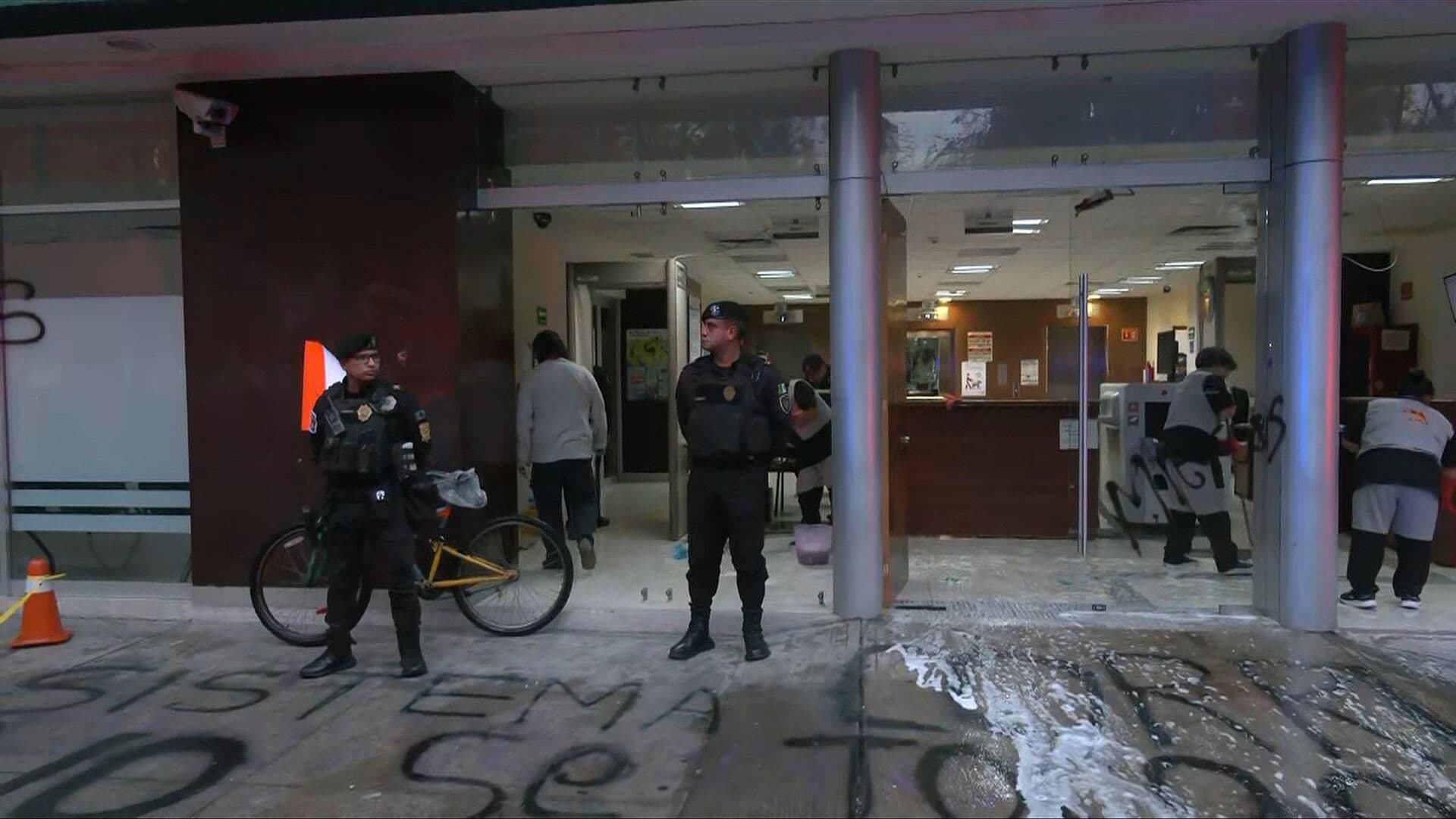 Realizan Pintas y Rompen Vidrios en Protesta en Juzgados de Sullivan, CDMX