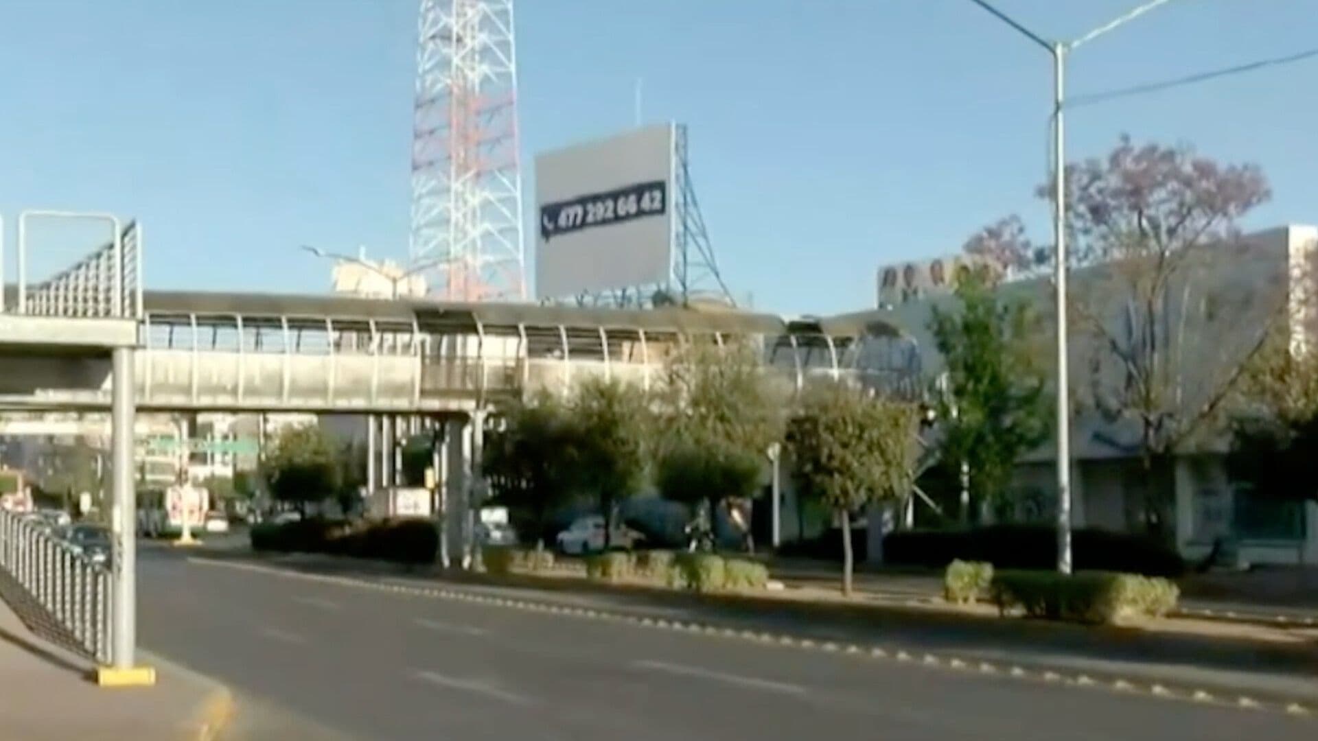 Indigentes Adoptan Puente Peatonal Como Casa en el cruce del Miguel Alemán y López Mateos