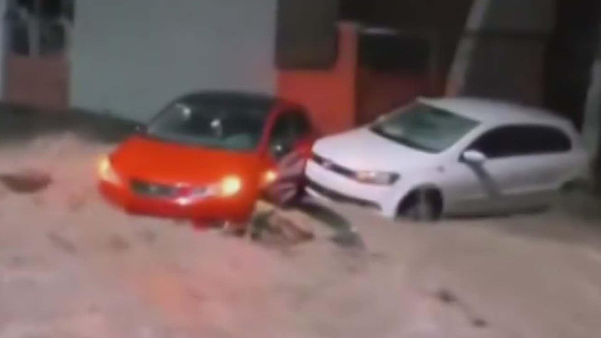Lluvias Arrastran Autos en Tuxtla Gutiérrez: Así Rescataron a Familia Atrapada