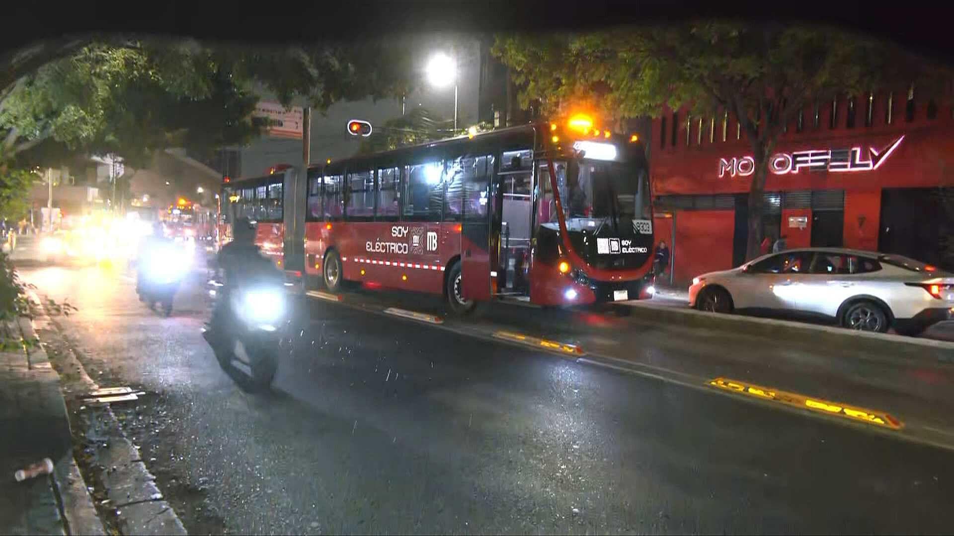 Unidad de Línea 2 del Metrobús CDMX Choca con Auto en Cruce de Revolución
