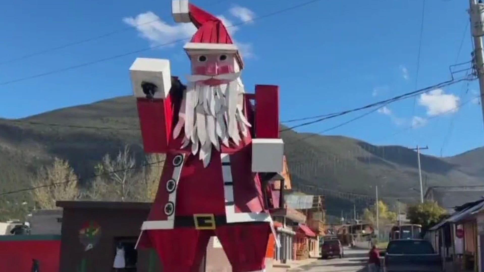 Santa Claus Gigante Sorprende a Habitantes en Plaza de Los Lirios, en Arteaga, Coahuila