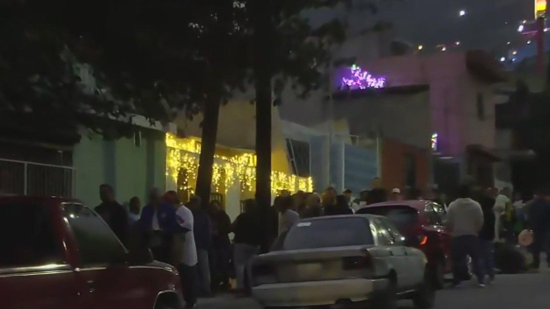 Acuden Regios por la Masa para los Tamales en Colonia Independencia en Monterrey