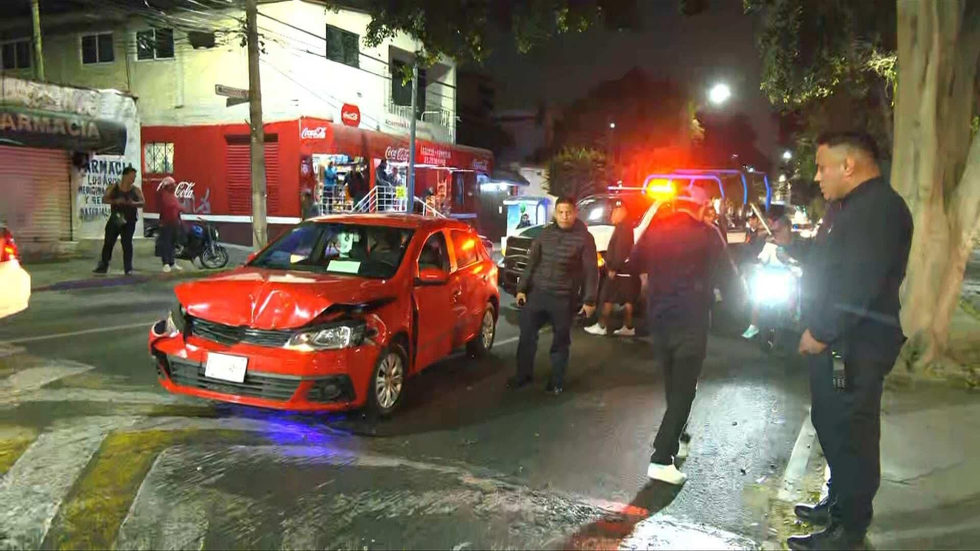 Accidente en Zacatenco: Auto Choca contra Camioneta y Conductor Huye del Accidente