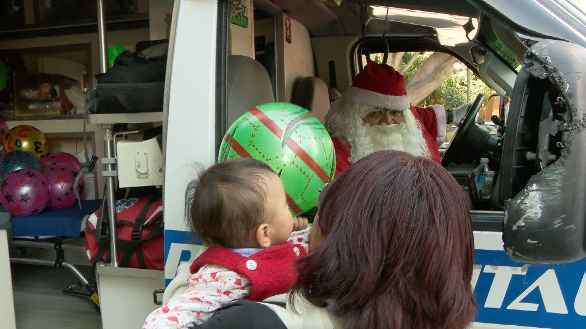 Paramédicos Ayudan a Santa Claus a Repartir Juguetes en Puebla