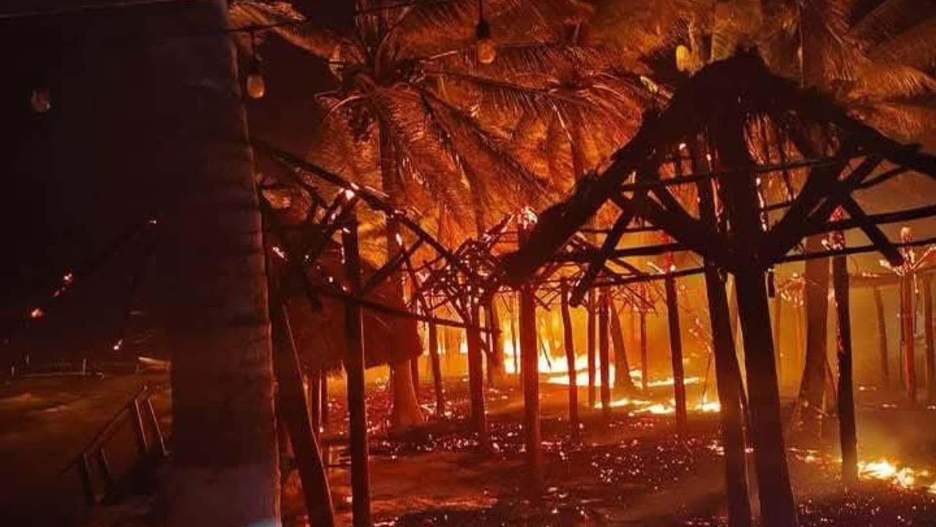 Indagan Si Incendio de Docenas de Palapas en la Playa de Mahahual, en Quintana Roo Fue Intencional