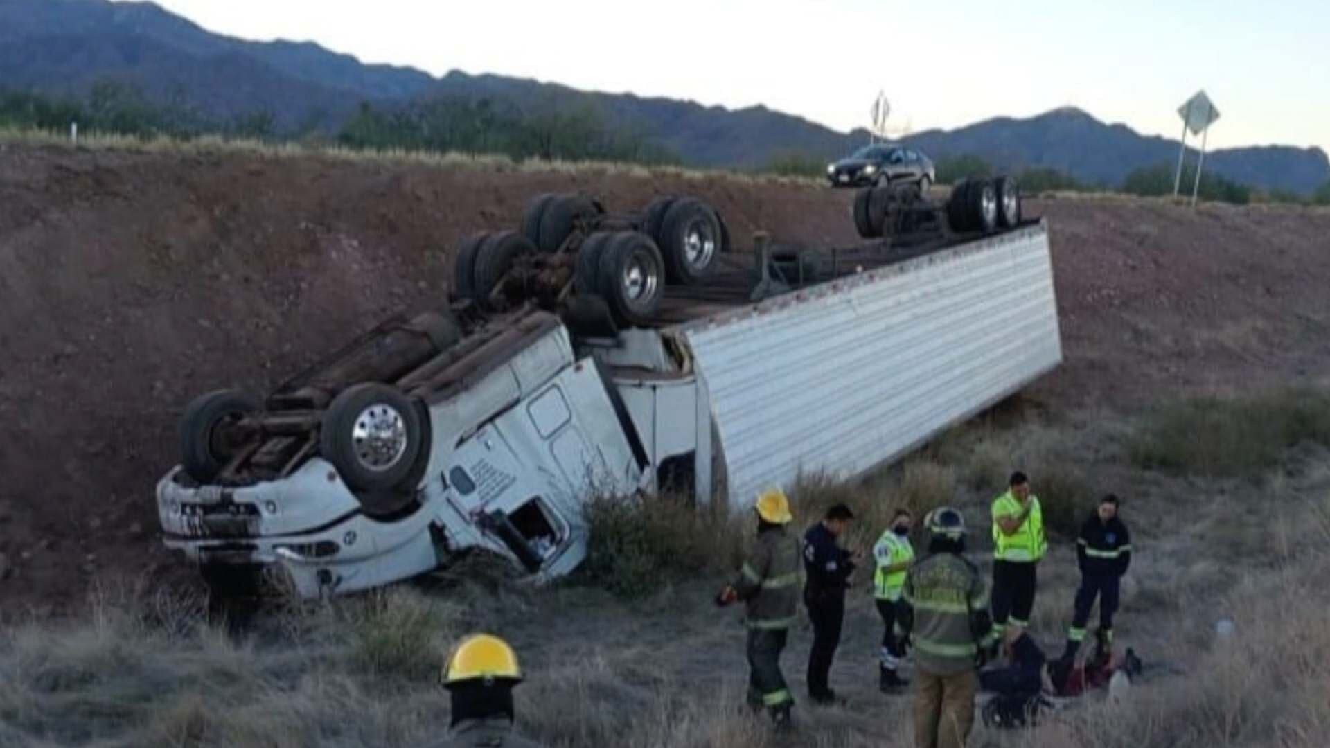 Chofer Lesionado Tras Volcar Tráiler en Carretera Hermosillo-Guaymas de Sonora