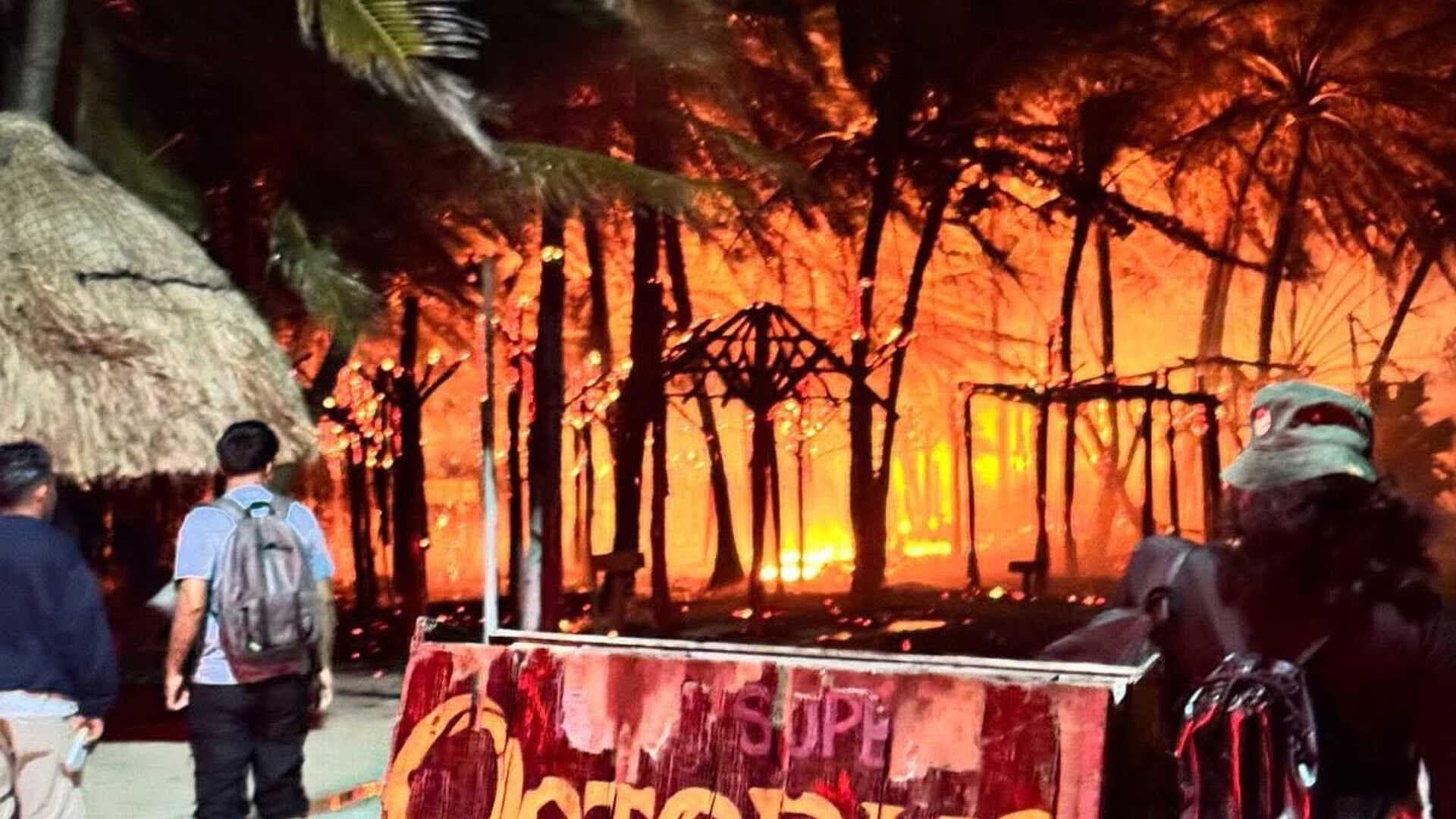 VIDEO: Así Quedaron en Cenizas Palapas por Uso de Pirotecnia en Mahahual, Quintana Roo
