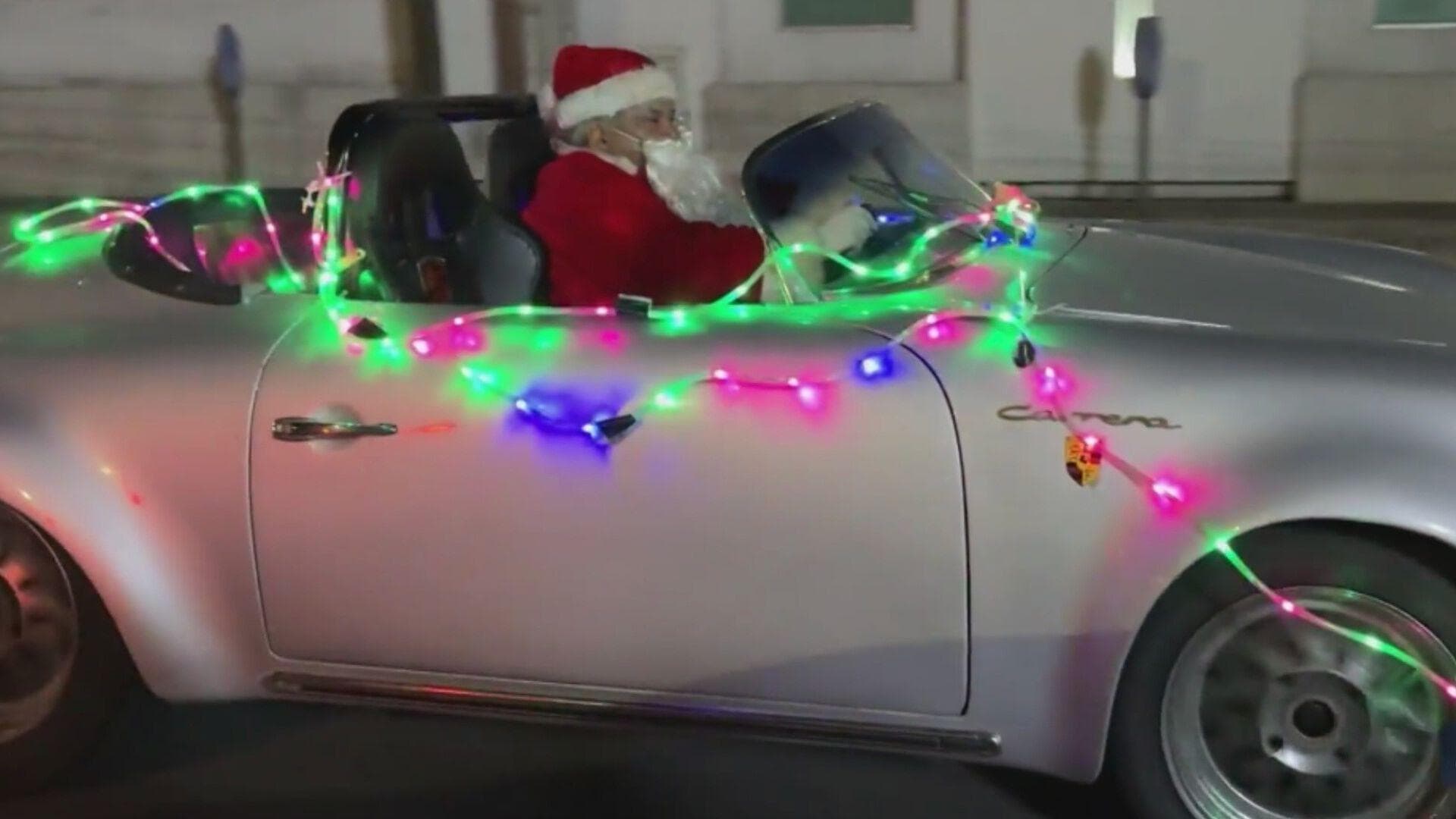 Santa Claus Recorre Calles de Monterrey en un Auto Clásico Deportivo