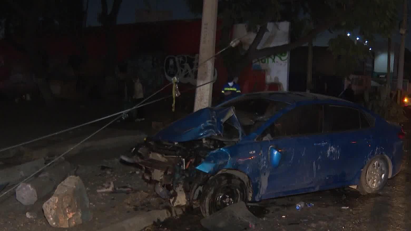 En El Álamo, Conductor Ebrio Destruye su Auto en Choque y Huye del Lugar