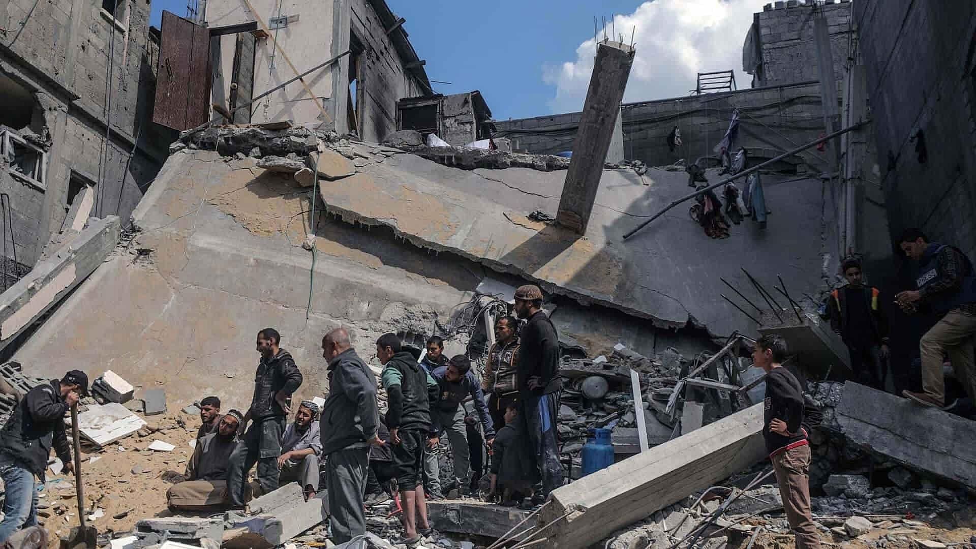 Continúan Bombardeos en la Franja de Gaza y Violencia en Cisjordania