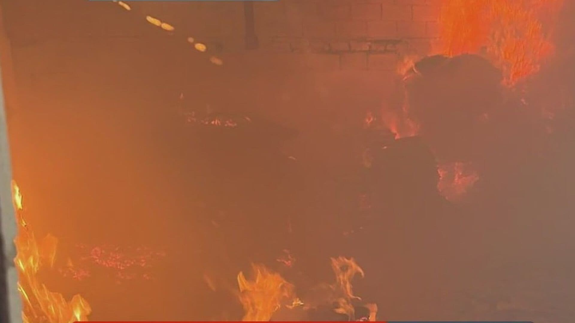 Arde Negocio de Tarimas de Madera en Colonia Santa Maria La Floreña en Pesquería