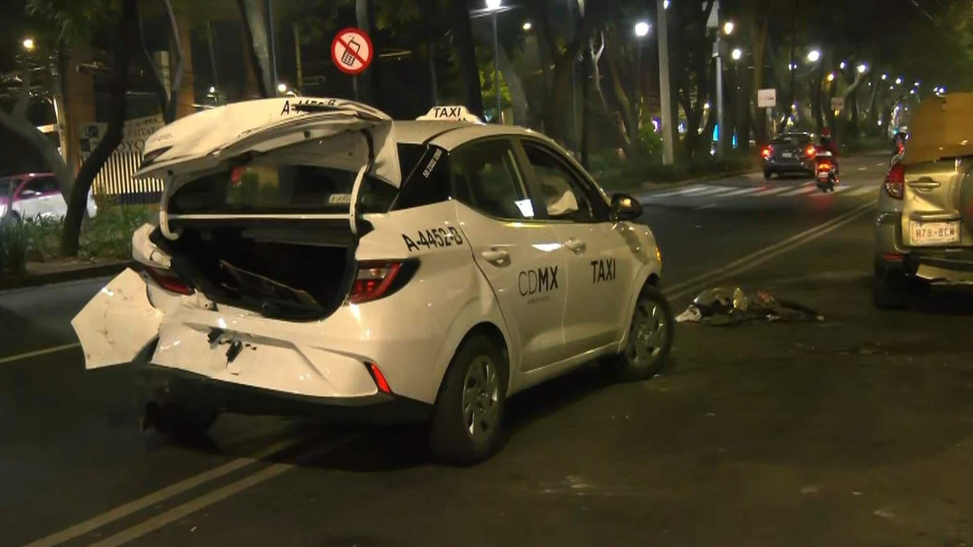 Camioneta y Taxi Chocan en Taxqueña; Conductor Responsable Escapó del Lugar
