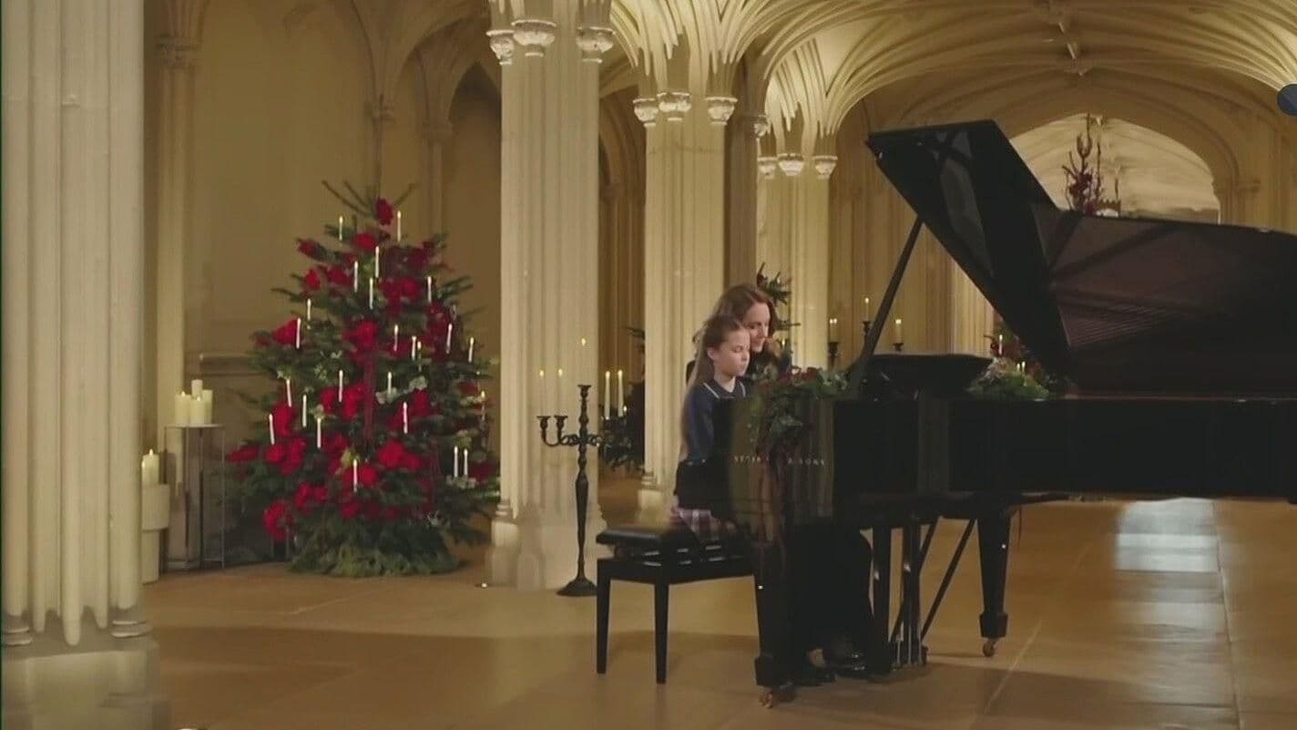 Kate Middleton Toca el Piano Junto a su Hija, la Princesa Charlotte