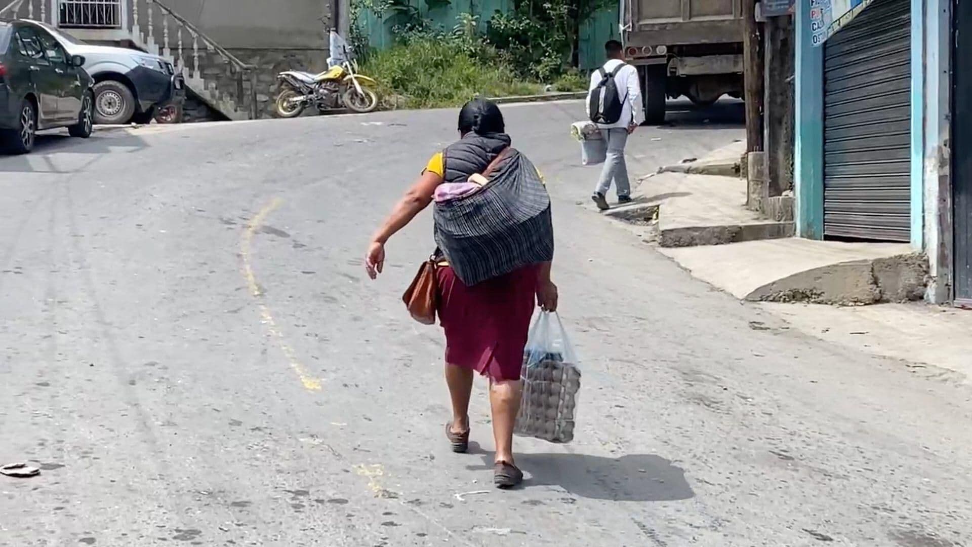 Habitantes de Mixtla Recorren Hasta 10 Kilómetros para Adquirir Víveres