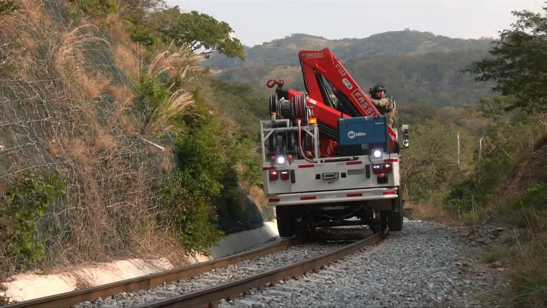 VIDEO: Usan Vehículos Adaptados para llegar a Zona de Accidente del Tren Interoceánico
