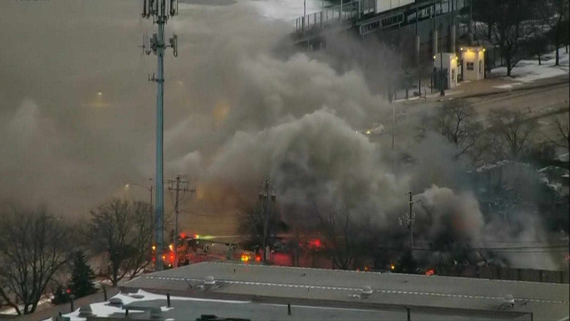 Reportan Fuerte Incendio en Depósito de Chatarra en Chicago, Illinois