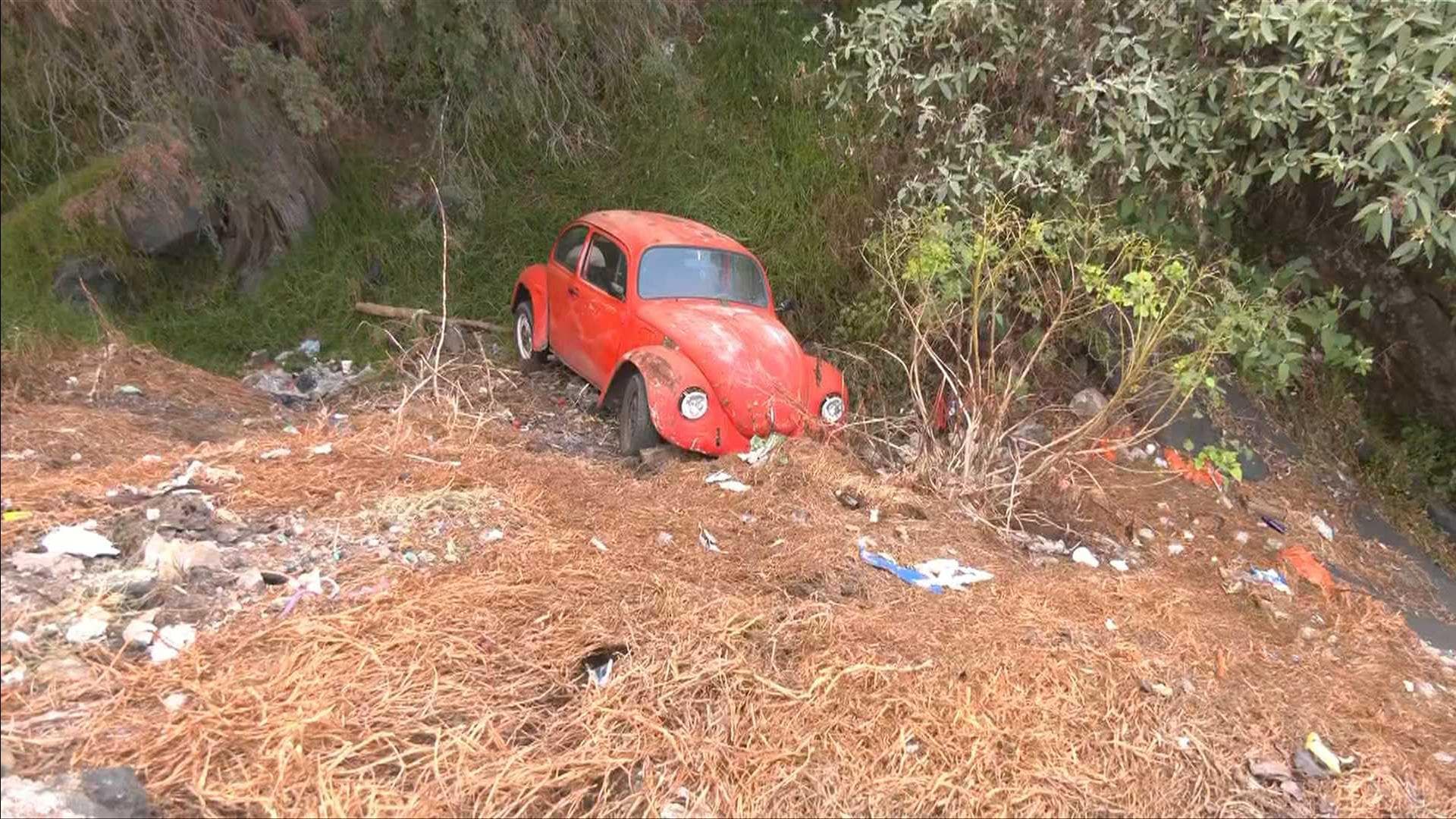 Vocho Cae en Barranco en San Andrés Totoltepec, cerca de la México-Cuernavaca