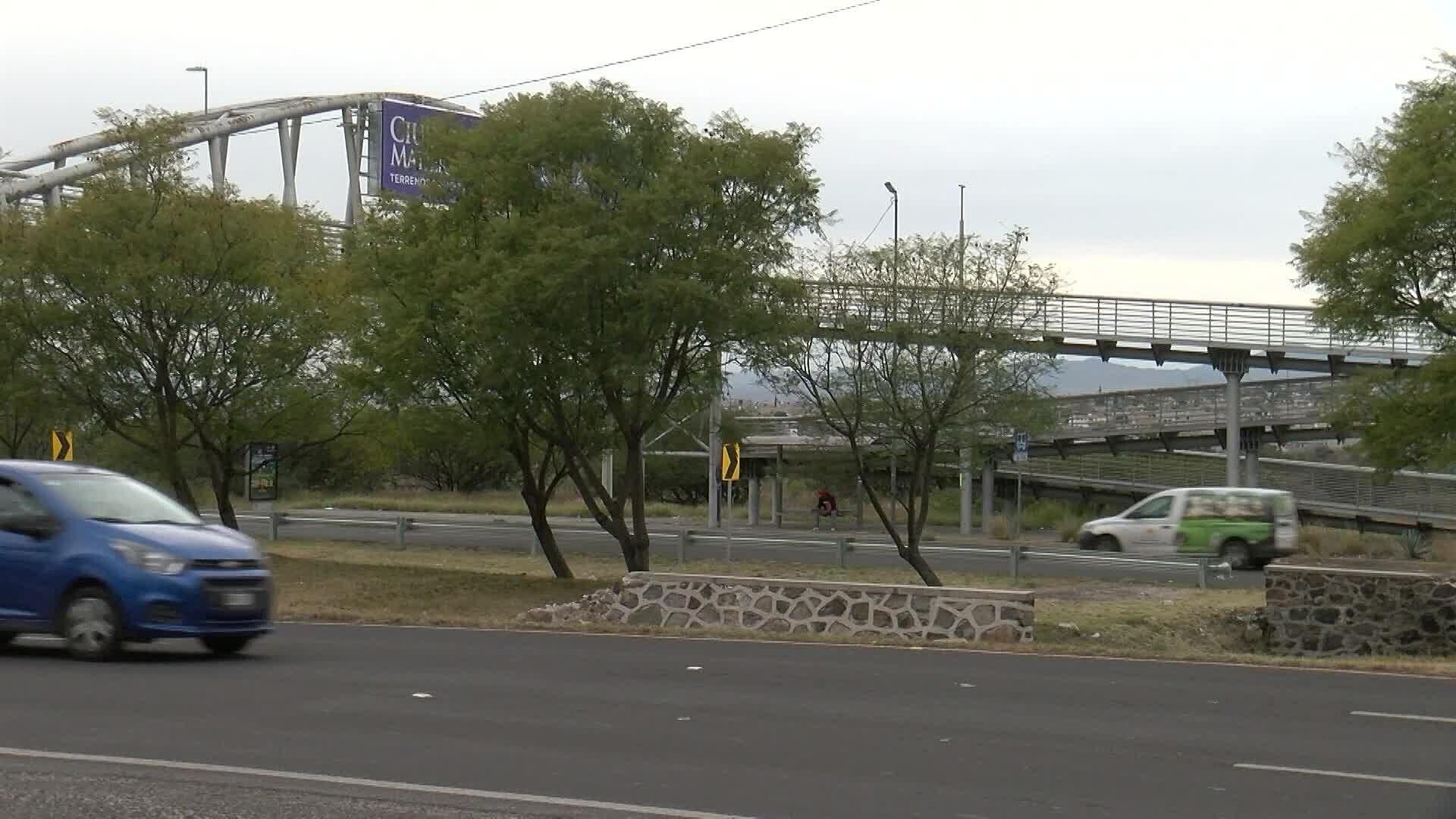 Inseguridad en Puente Peatonal del Anillo Vial Fray Junípero Serra en Querétaro