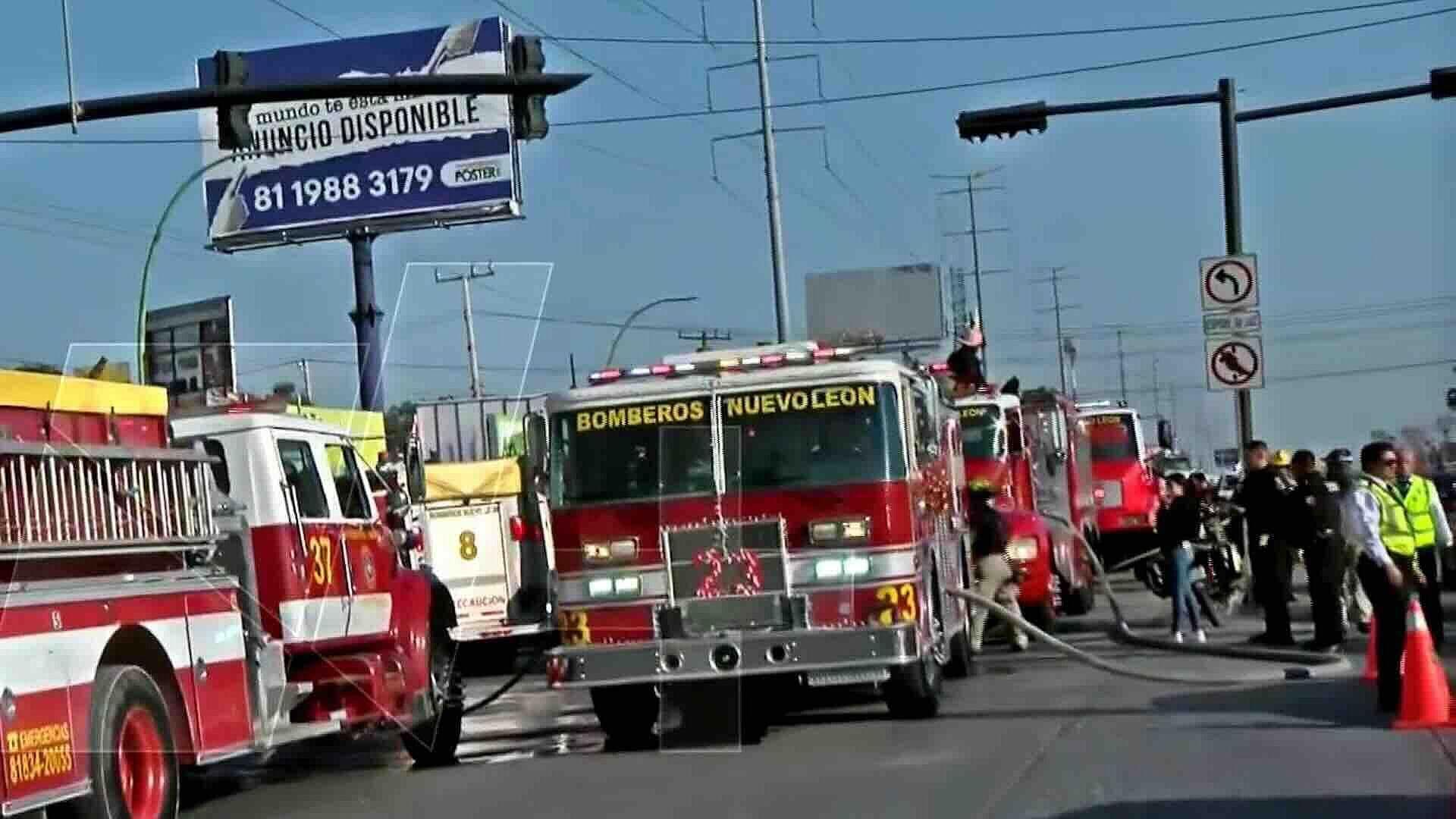 Combaten Incendio en Zona de Bodegas en Zona de Cumbres en Monterrey