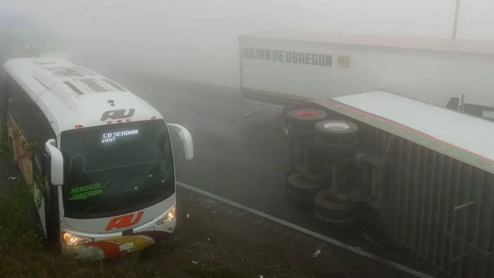 Chocan Autobuses y Tráileres en las Cumbres de Maltrata en Puebla