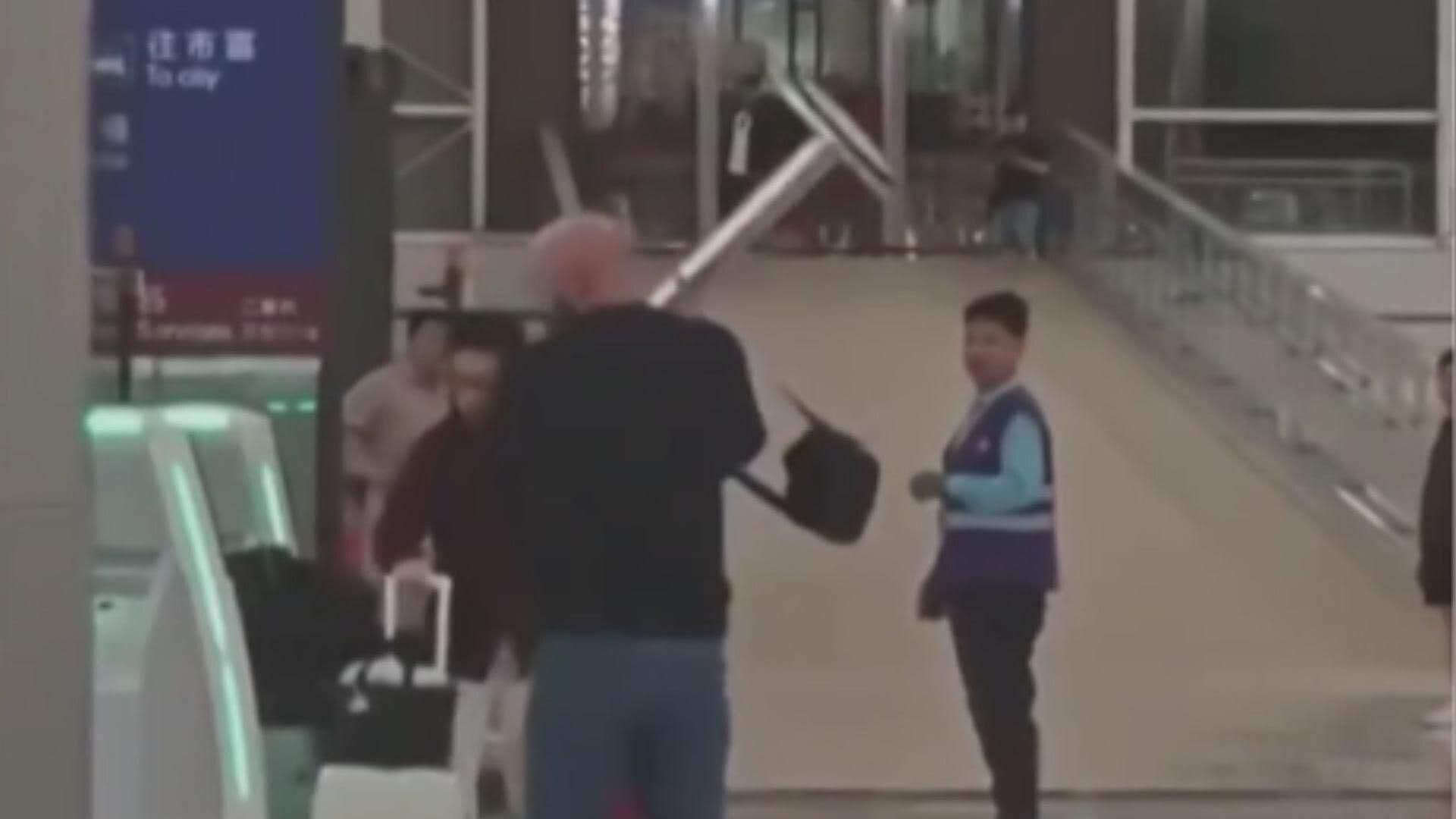 Viajero Destroza Todo a su Paso en Aeropuerto de Hong Kong