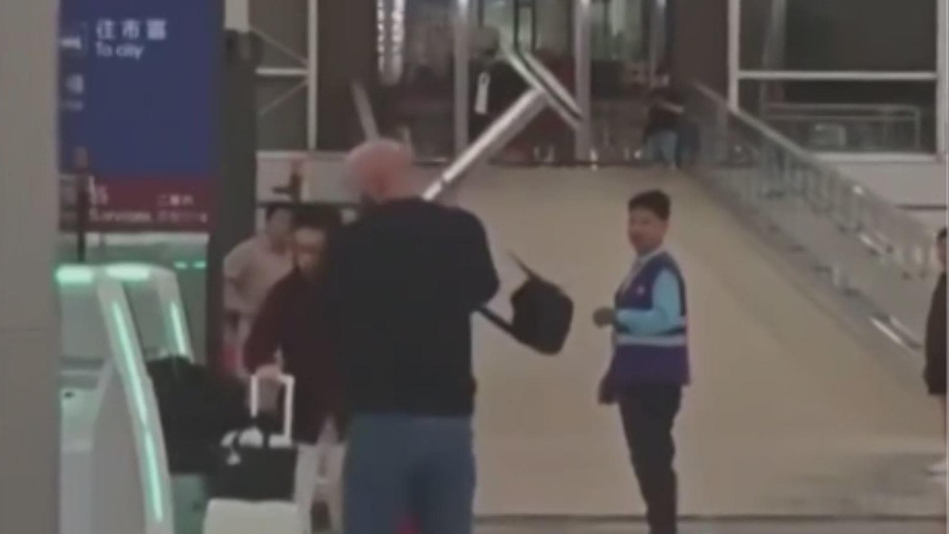 Viajero Destroza Todo a su Paso en Aeropuerto de Hong Kong