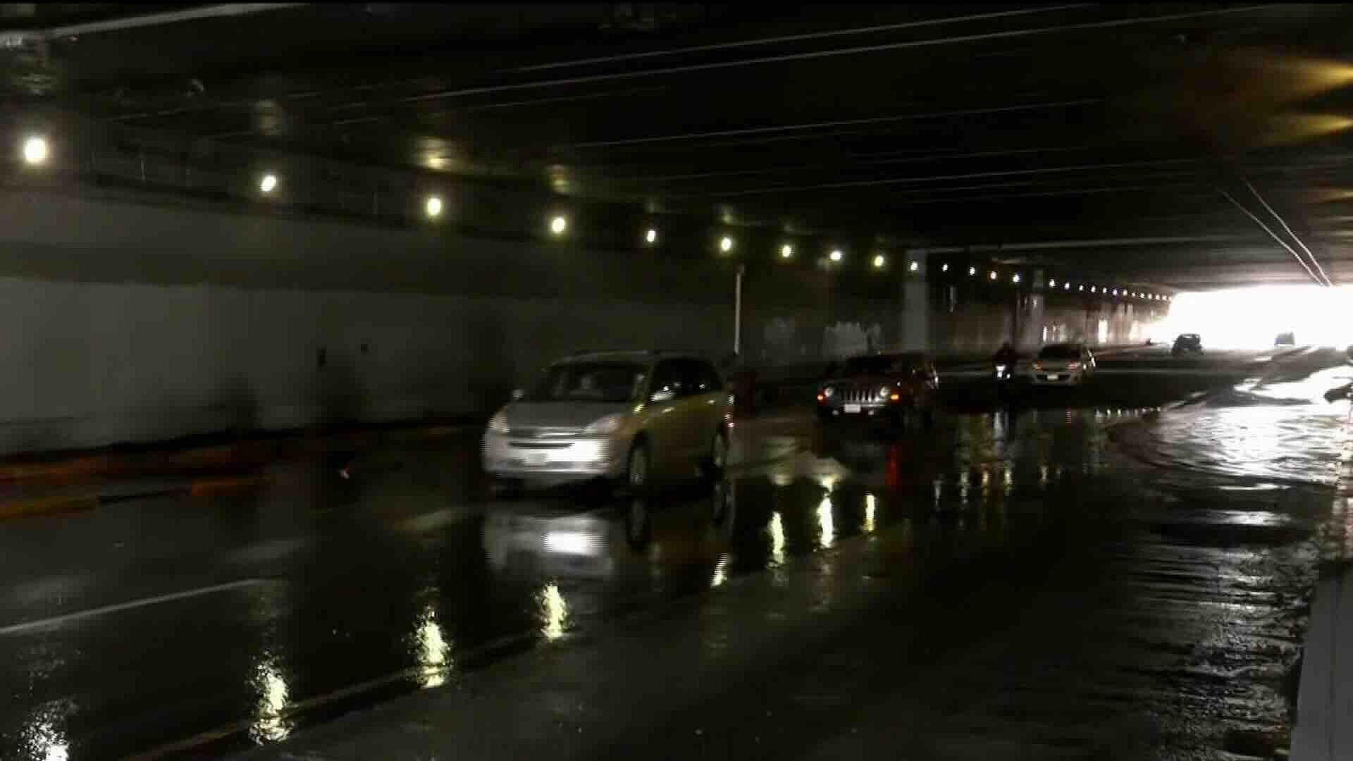 Fuga de Agua Inunda Carriles en Eje Central Lázaro Cárdenas en CDMX