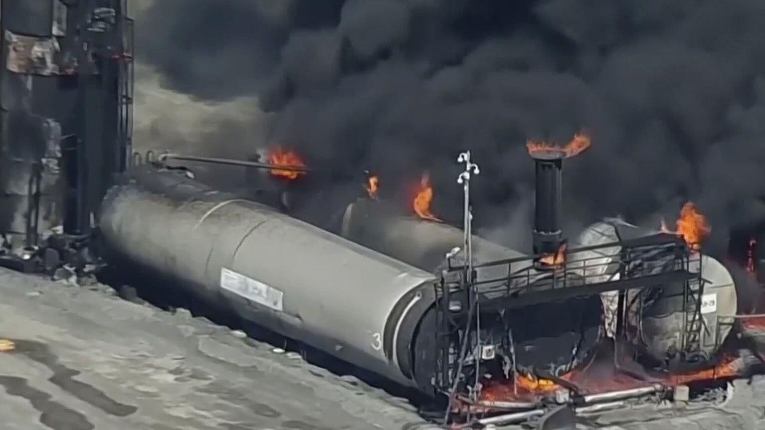 VIDEO: Fuerte Incendio Consume Tanques de Asfalto en Maryland, EUA